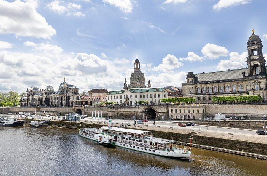 Raddampfer an der Dresdner Altstadt mit Frauenkirche und Brühlscher Terrasse