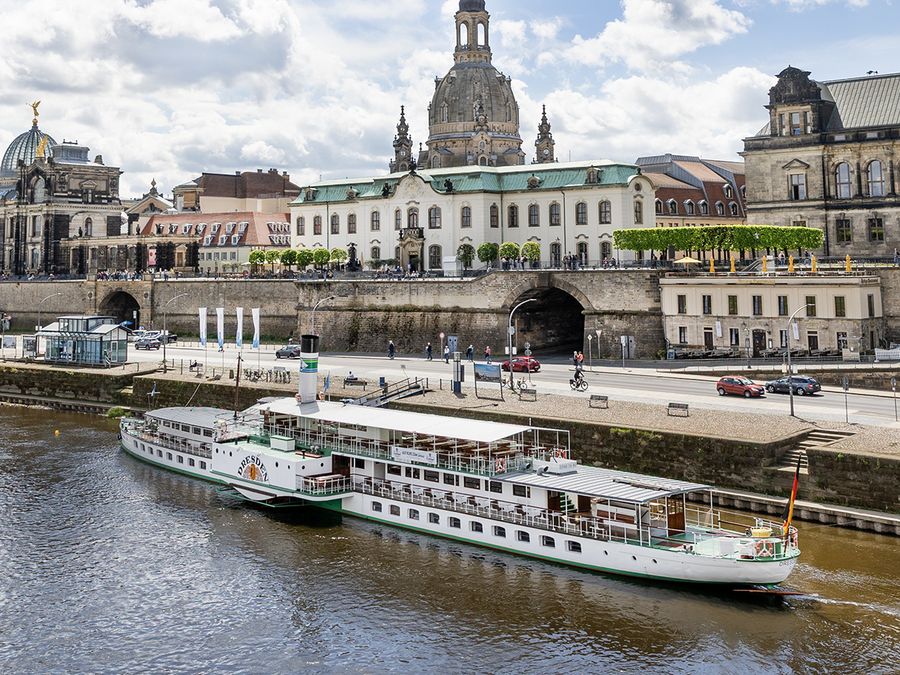 Raddampfer an der Dresdner Altstadt mit Frauenkirche und Brühlscher Terrasse