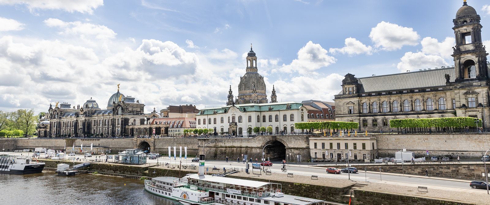 Panorama der Dresdner Altstadt an der Elbe mit Frauenkirche und Raddampfer